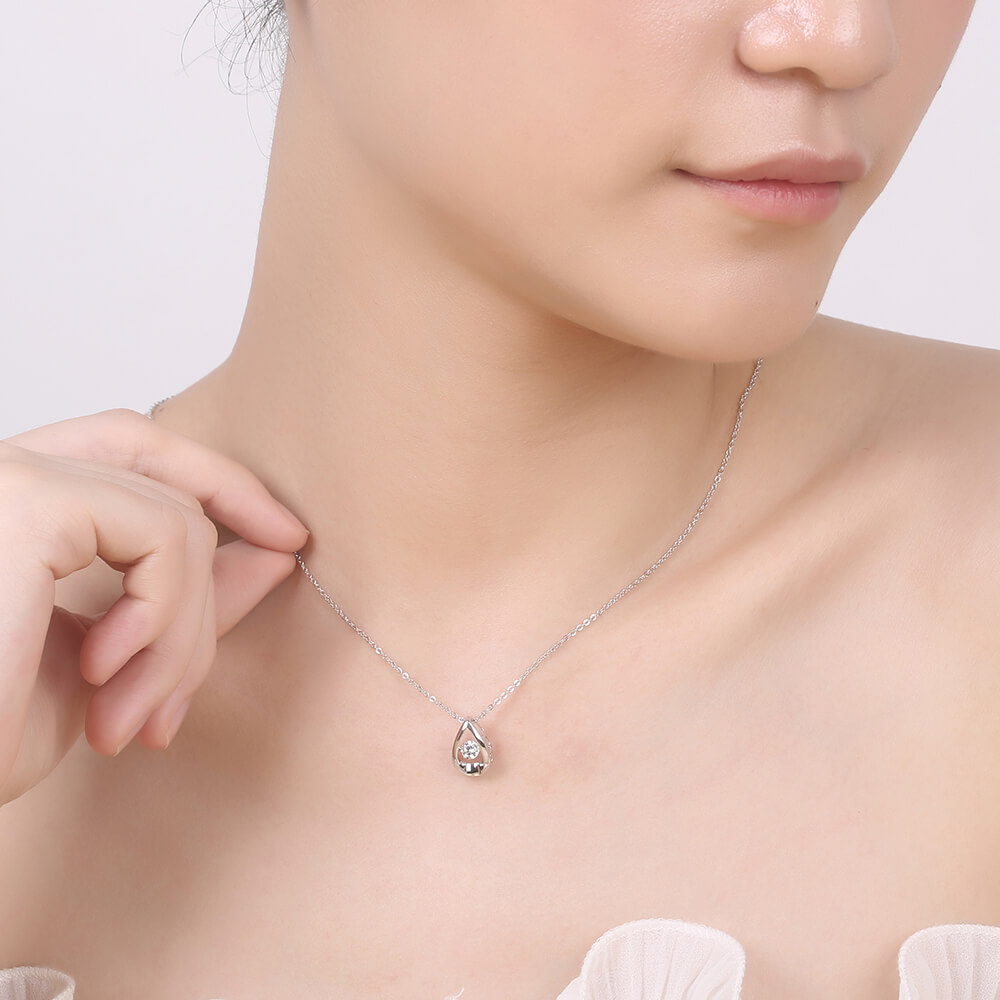 Classic Fashion Design Water Drop Shape 925 Silver Nature Dancing Diamond Stones Pendant Necklace